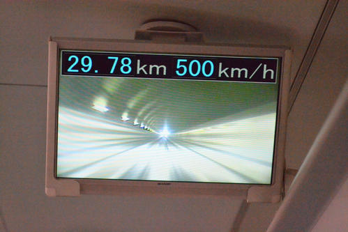 最高時速500キロに到達した瞬間の実験車両内のモニター