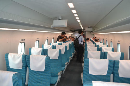 リニア実験車両の車内は通常の新幹線車両と変わらない