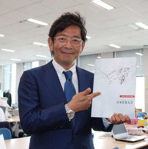 PRのために来社した日本営業大学・中田仁之学長（撮影・鎌田敏晴）