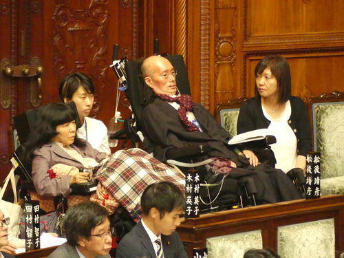 自身のエピソードが登場した、安倍晋三首相の所信表明演説を聴くれいわ新選組の舩後靖彦参院議員