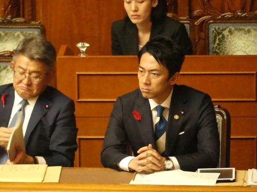 大臣となり、初めての閣僚席で厳しい表情をみせる小泉進次郎環境相