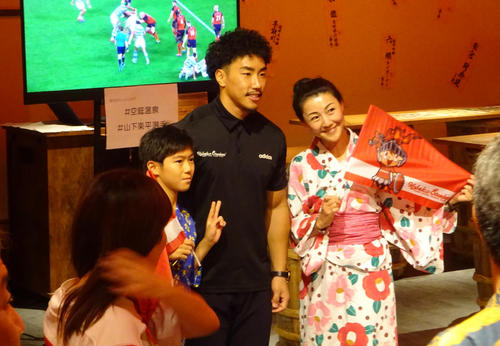 パブリックビューイングを前にファンと写真に納まる7人制ラグビーの元日本代表・山下楽平（撮影・加藤裕一）