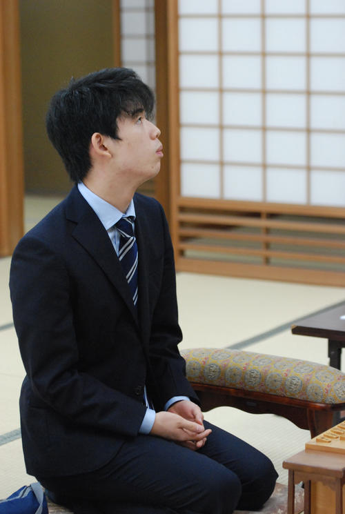 対局に臨んだ藤井聡太七段（撮影・松浦隆司）