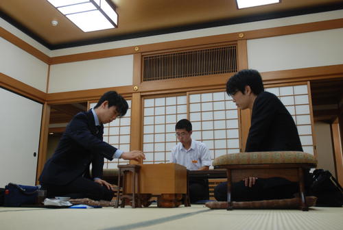 対局に臨んだ藤井聡太七段（左）、豊島将之名人（撮影・松浦隆司）