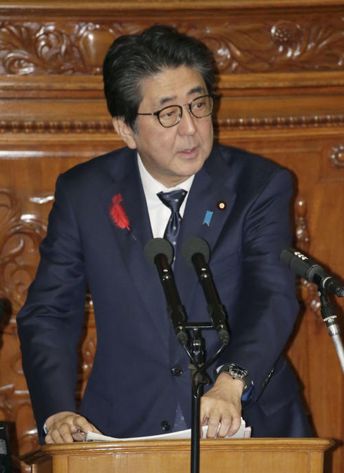 衆院本会議で答弁する安倍首相（共同）