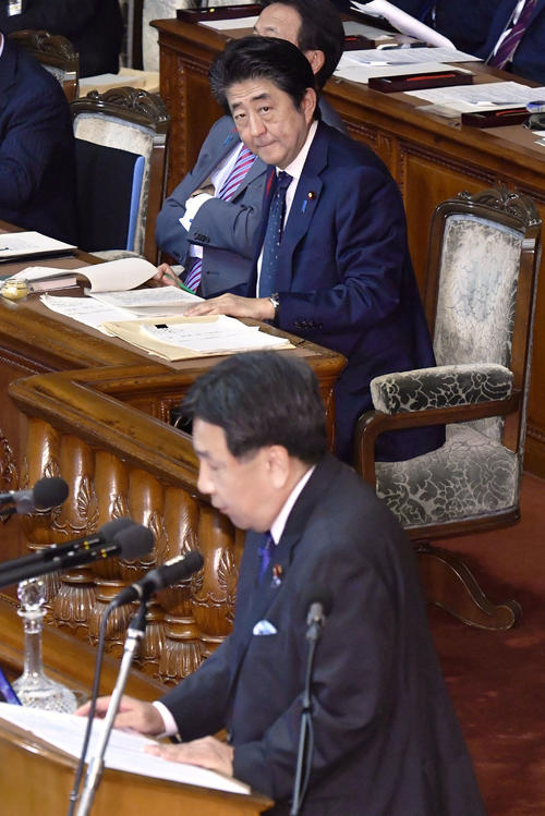 立憲民主党の枝野代表（手前）の代表質問を聞く安倍首相（共同）