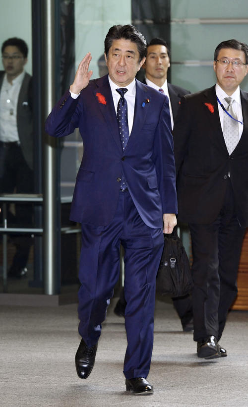 首相官邸に入る安倍首相（共同）