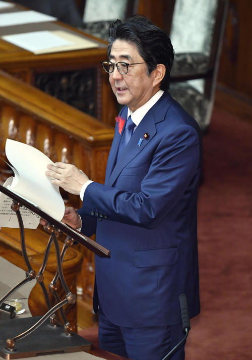 参院本会議で答弁する安倍首相（共同）