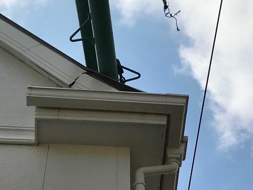 台風15号通過から1カ月経過した現在も、近隣住宅に倒れ込んだ市原ゴルフ練習場「市原ゴルフガーデン」の鉄柱やネットは撤去されずにいる。写真は鉄柱が食い込んだままの被害住民自宅の屋根