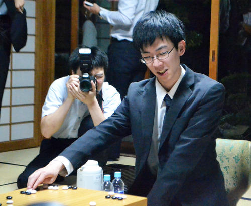 張栩からタイトルを奪って史上初の10代名人となった芝野虎丸八段（撮影・赤塚辰浩）
