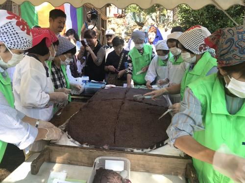 関東最古の寺、神野寺で、年に1度行われる「奥の院開扉法楽会（てんぐ様のお祭り）」に合わせ、奉納された「日本一大きいジャンボおはぎ」