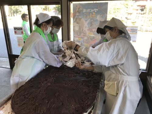 関東最古の寺、神野寺で、年に1度行われる「奥の院開扉法楽会（てんぐ様のお祭り）」に合わせ、奉納された「日本一大きいジャンボおはぎ」