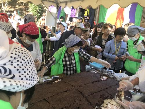 関東最古の寺、神野寺で、年に1度行われる「奥の院開扉法楽会（てんぐ様のお祭り）」に合わせ、奉納された「日本一大きいジャンボおはぎ」