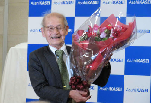 ノーベル化学賞を受賞し、花束を贈られ、笑顔の旭化成の吉野彰名誉フェロー（撮影・村上幸将）