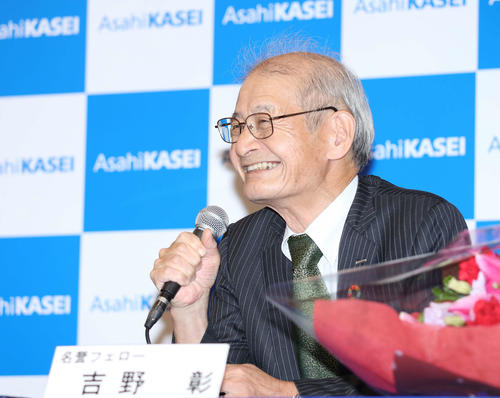 ノーベル化学賞受賞を決めた旭化成名誉フェローの吉野彰氏は記者の質問に笑顔で答える（撮影・河田真司）
