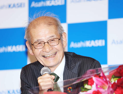笑顔でノーベル化学賞受賞会見に臨む旭化成名誉フェローの吉野彰氏（撮影・河田真司）