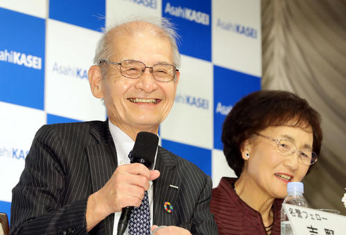 ノーベル化学賞を受賞した吉野彰さん（左）は久美子夫人と共に会見で笑顔を見せる（撮影・浅見桂子）