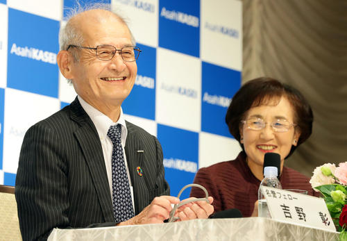 ノーベル化学賞を受賞した吉野彰さん（左）は久美子夫人と共に会見で笑顔を見せる（撮影・浅見桂子）