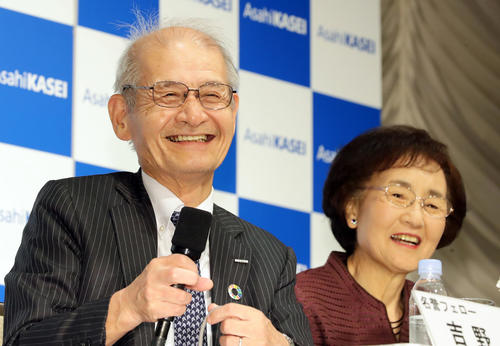 ノーベル化学賞を受賞した吉野彰さん（左）は久美子夫人と共に会見で笑顔を見せる（撮影・浅見桂子）