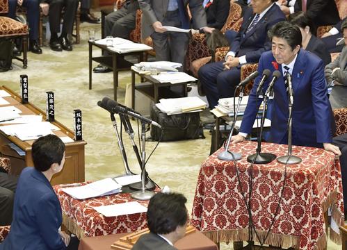 衆院予算委で、立憲民主党の辻元清美氏（左下）の質問に答える安倍首相（共同）