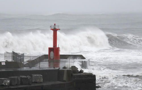 台風19号の影響で千葉県館山市の海岸に打ち寄せる波（共同）
