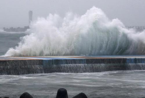 台風19号の影響で静岡県熱海市の海岸に打ち寄せる高波（共同）