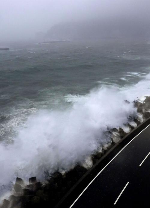 台風19号の影響で打ち寄せる大波　静岡県熱海市（共同）