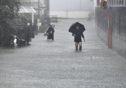 台風19号の影響で冠水した静岡市駿河区の道路（共同）