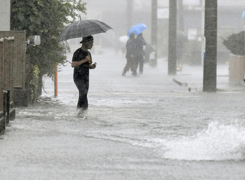 台風19号の影響で冠水した静岡市駿河区の道路（共同）