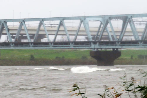台風19号による暴風雨で水かさが増し、白波が立った荒川（撮影・村上幸将）