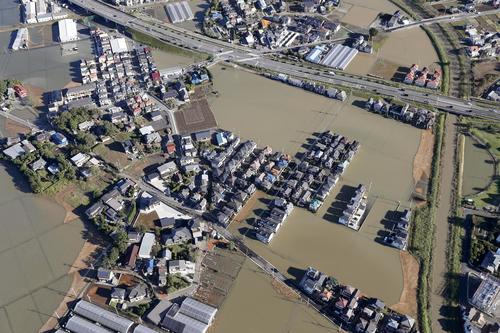 13日午前7時50分、埼玉県川越市　台風19号の大雨で浸水した住宅（共同）