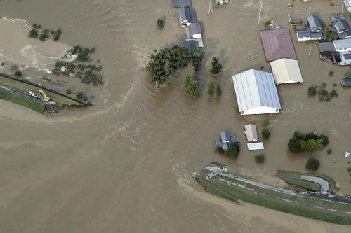 13日午前8時16分、長野市穂保　台風19号による大雨で増水し、堤防が決壊した千曲川（共同）