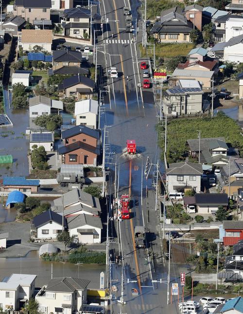 13日午前8時21分、栃木県足利市　台風19号の大雨で浸水した道路（共同）
