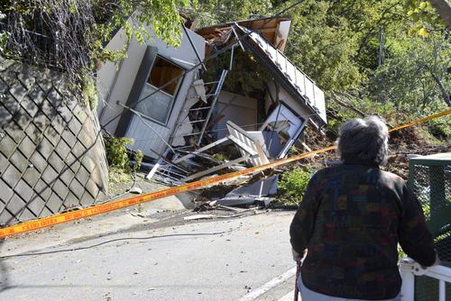 13日午前9時16分、相模原市緑区　台風19号による土砂崩れで倒壊した民家（共同）