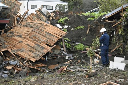 13日午前、群馬県富岡市　土砂崩れで倒壊した家（共同）