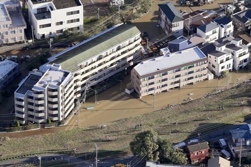 13日午前6時58分、川崎市高津区　台風19号による大雨で浸水したマンション（共同）