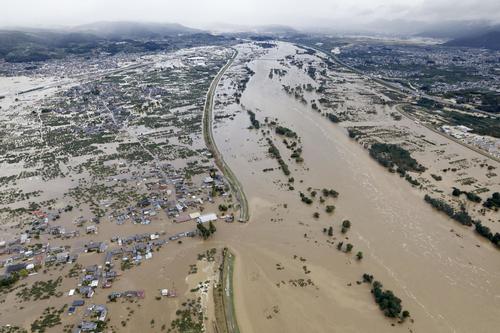 13日午前8時15分、長野市穂保　台風19号による大雨で増水し氾濫した千曲川。中央左は決壊した堤防（共同）