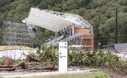 13日　台風の影響でナミビア対カナダ戦が中止となった釜石鵜住居復興スタジアム（奥）の駐車場には、山の斜面から木が崩れ落ちていた（撮影・野上伸悟）