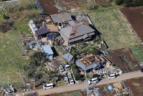 13日午後0時59分　竜巻とみられる突風で被害を受けた千葉県市原市の住宅（共同）
