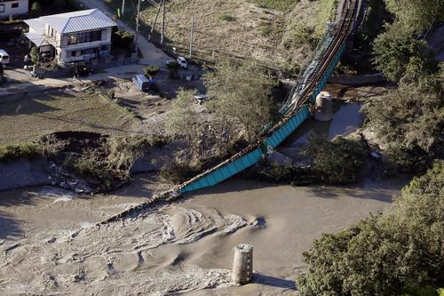 13日午後3時35分　JR水郡線の袋田―常陸大子駅間で久慈川に崩れ落ちた鉄橋（共同）