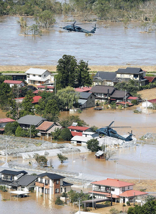 13日午前11時17分、宮城県丸森町　台風19号の影響で浸水した市街地で、救助活動にあたるヘリコプター（共同）