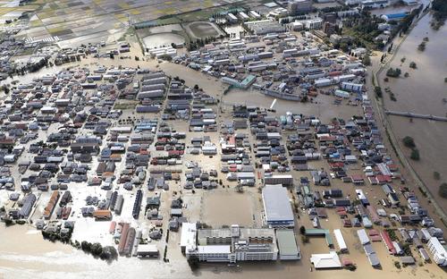 13日午前10時38分　台風19号の影響で浸水した福島県郡山市の住宅街（共同）