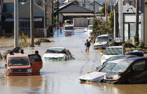 13日午後0時51分、栃木県佐野市赤坂町　秋山川の氾濫で浸水した自動車（共同）