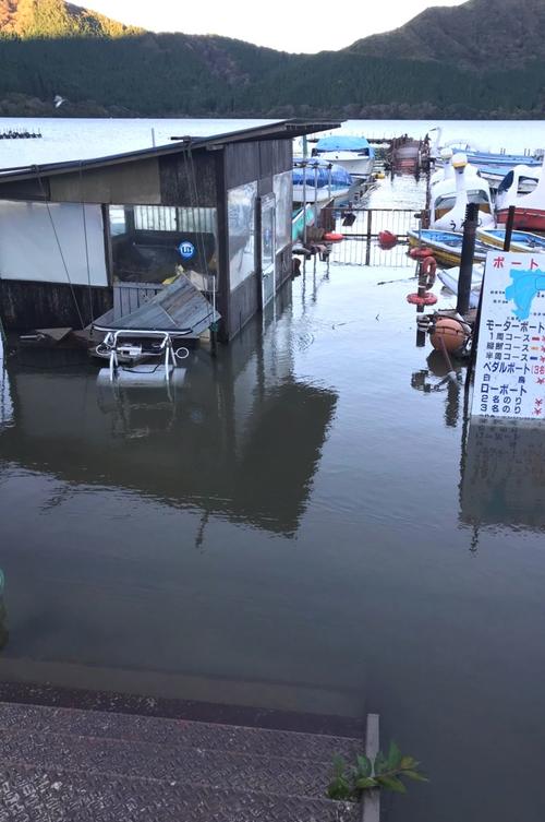 台風19号の降雨で芦ノ湖湖尻のボート桟橋も飲み込まれた。階段と小屋の間には湖畔を巡るウッドボードがあったが沈んでしまった