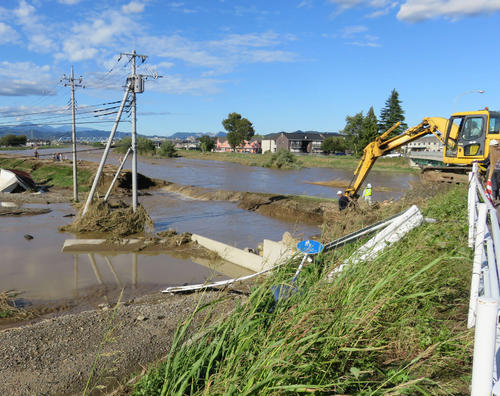 栃木県佐野市赤坂町では秋山川の堤防が決壊した（撮影・上岡豊）