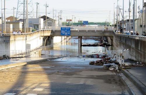 12日夜から水没する佐野市の大橋アンダー（撮影・上岡豊）