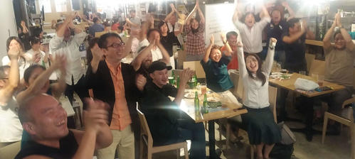 稲垣がトライを決めて逆転すると、築地魚河岸のPV会場は大歓声に包まれた