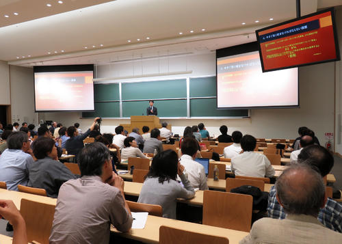 東京・本郷の東大キャンパスで行われた「新共通テストの2020年度からの実施をとめよう！　緊急シンポジウム」（撮影・久保勇人）