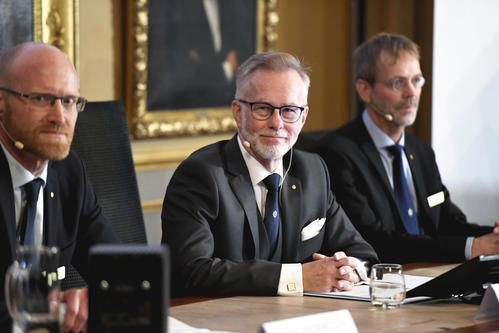 ノーベル経済学賞授与を発表したスウェーデン王立科学アカデミー所長ら（AP)