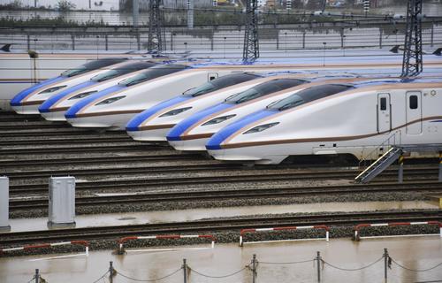水が引いたJR東日本の長野新幹線車両センターに並ぶ北陸新幹線の車両（共同）